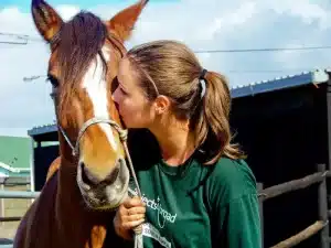 volunteer-kissing-horse.800